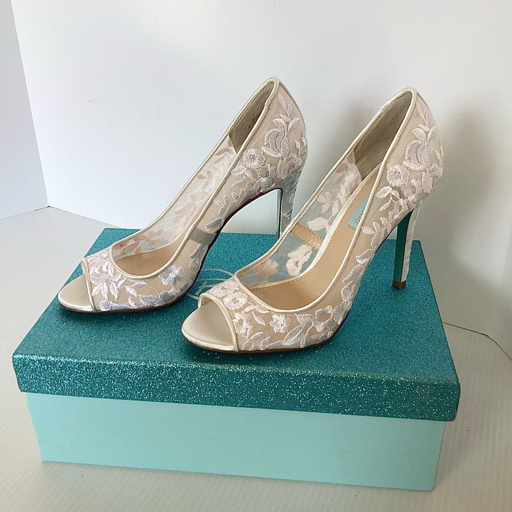 Blue by Betsey Johnson S/B Adley White Ivory Lace Pumps Peep Toe NWT 6B $150